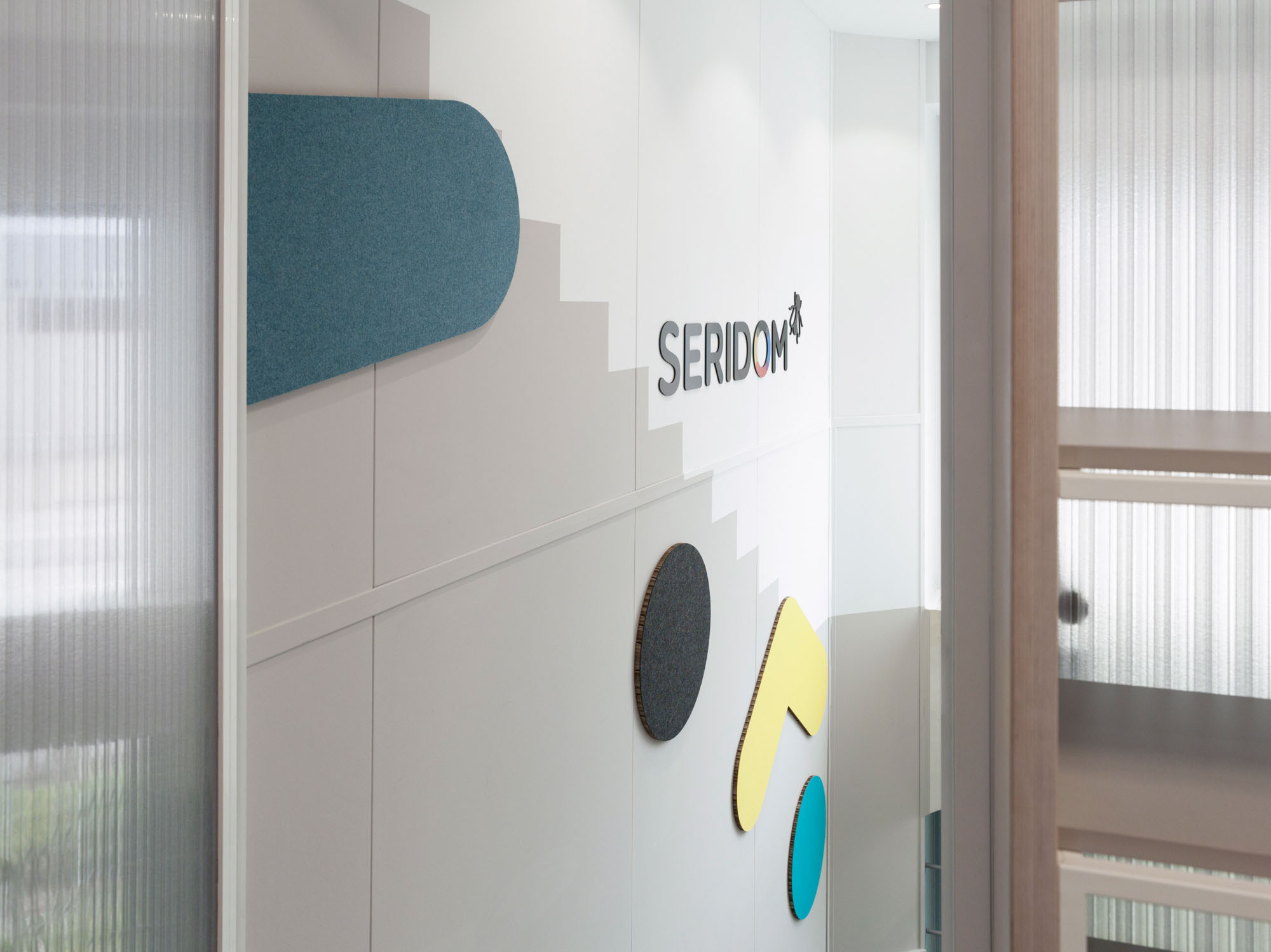 03_oficinas_seridom_samaruc_estudio Proyecto de interiorismo para las oficinas de Seridom.