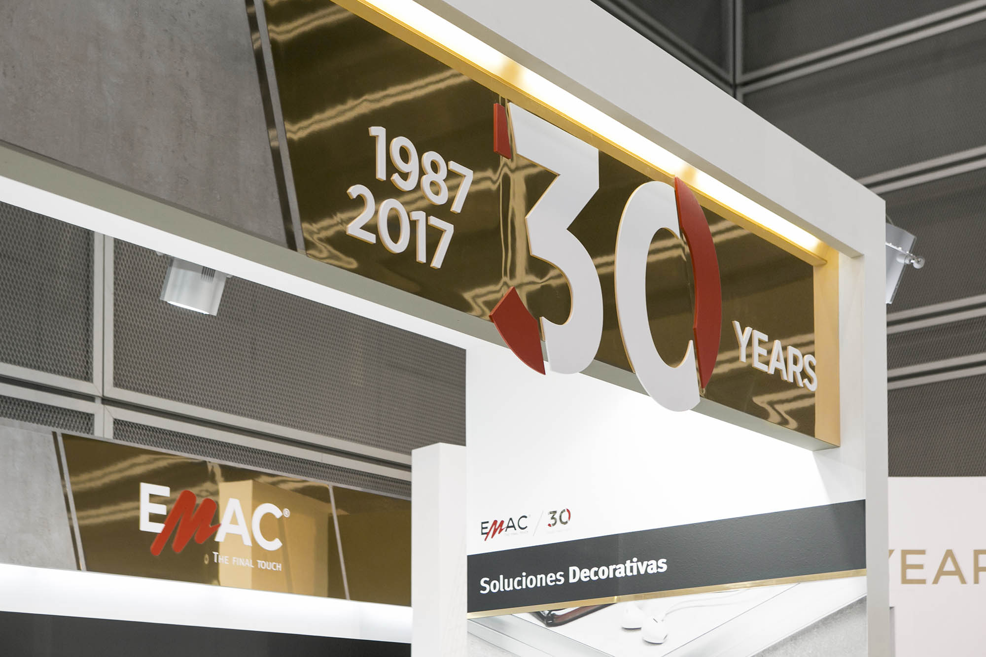 Proyecto de rotulación y exposición de producto para el stand de EMAC Complementos en la feria Cevisama 2017 de Valencia, con motivo de la celebración de su 30 Aniversario.