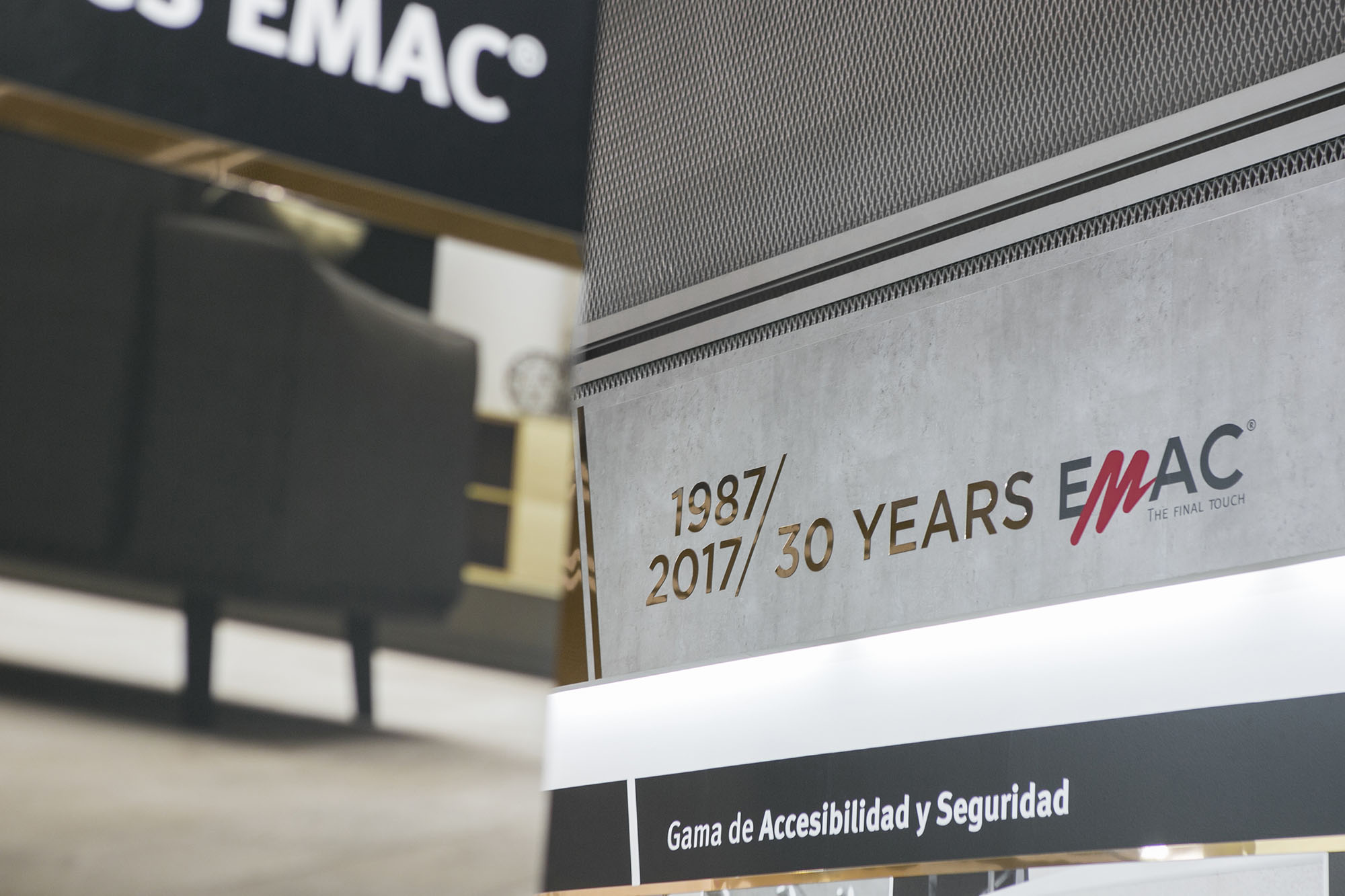 Proyecto de rotulación y exposición de producto para el stand de EMAC Complementos en la feria Cevisama 2017 de Valencia, con motivo de la celebración de su 30 Aniversario.