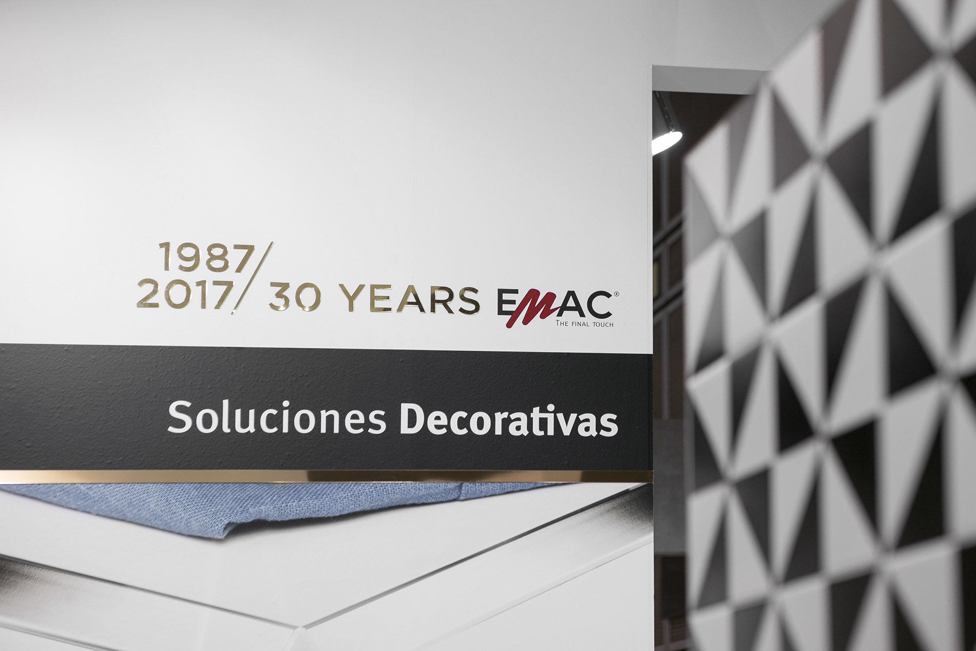 Proyecto de rotulación y adaptación gráfica para el Stand de EMAC Complementos S.L. en la feria Cevisama 2017 de Feria Valencia, con motivo de la celebración de su 30 Aniversario.