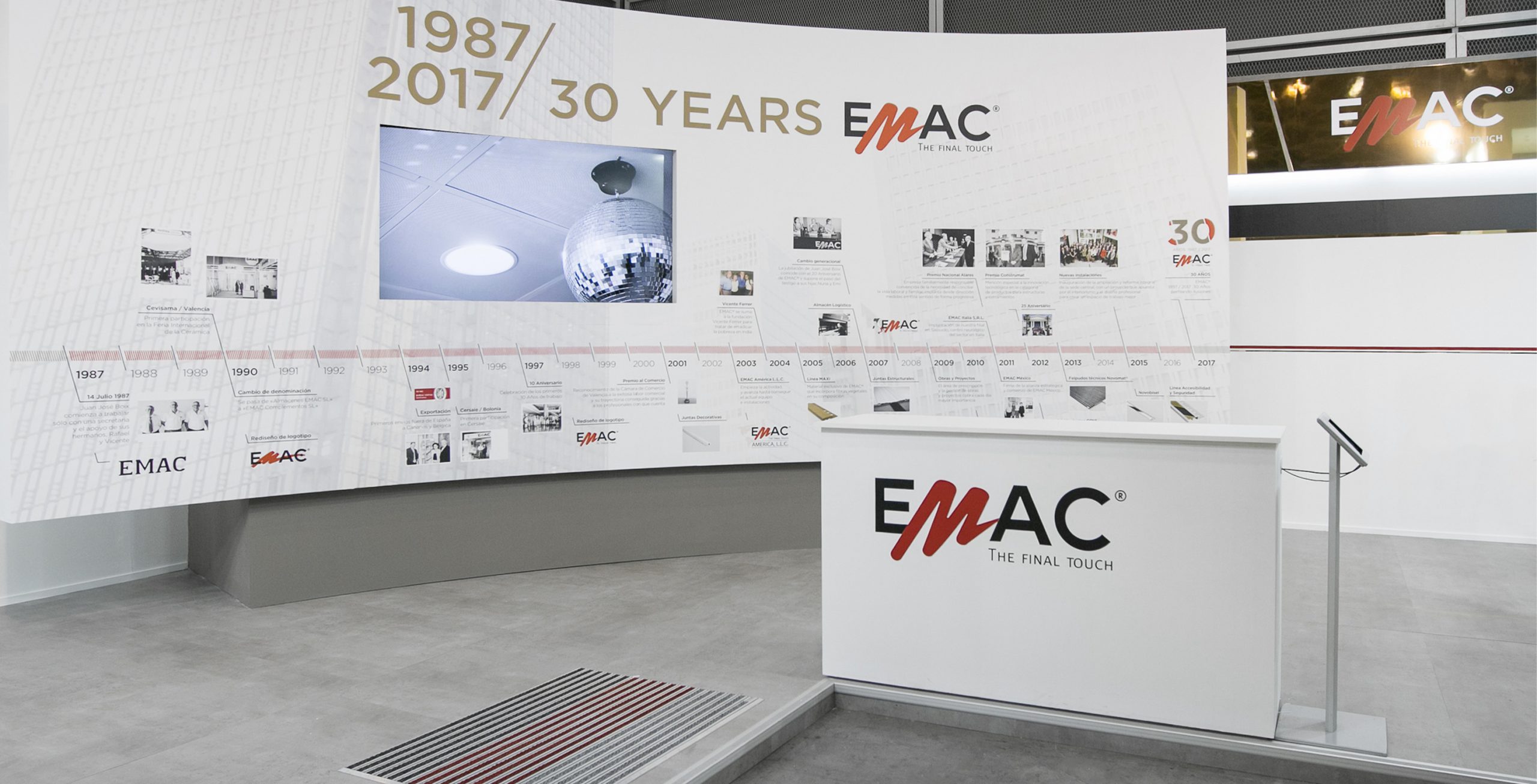 Proyecto de rotulación y exposición de producto para el stand de EMAC Complementos en la feria Cevisama 2017 de Valencia, con motivo de la celebración de su 30 Aniversario.