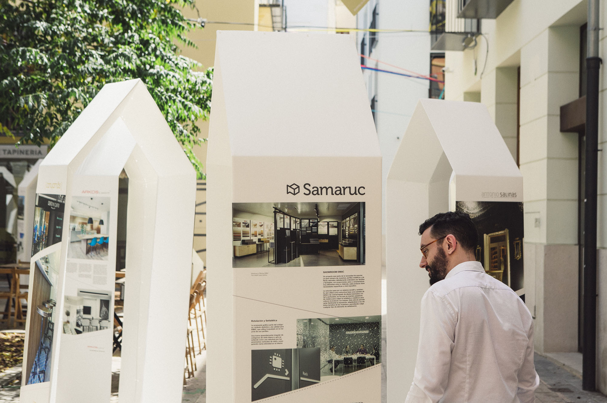 Proyecto de identidad global, diseño gráfico y maquetación del contenido expositivo, para la decimotercera edición de los Encuentros de Empresas Asociadas para el Diseño de La Casa EAD. Desde el CDICV se propone un cambio de formato, que convierte a los Encuentros en un montaje expositivo, donde mostrar productos y trabajos de Empresas e Interioristas.