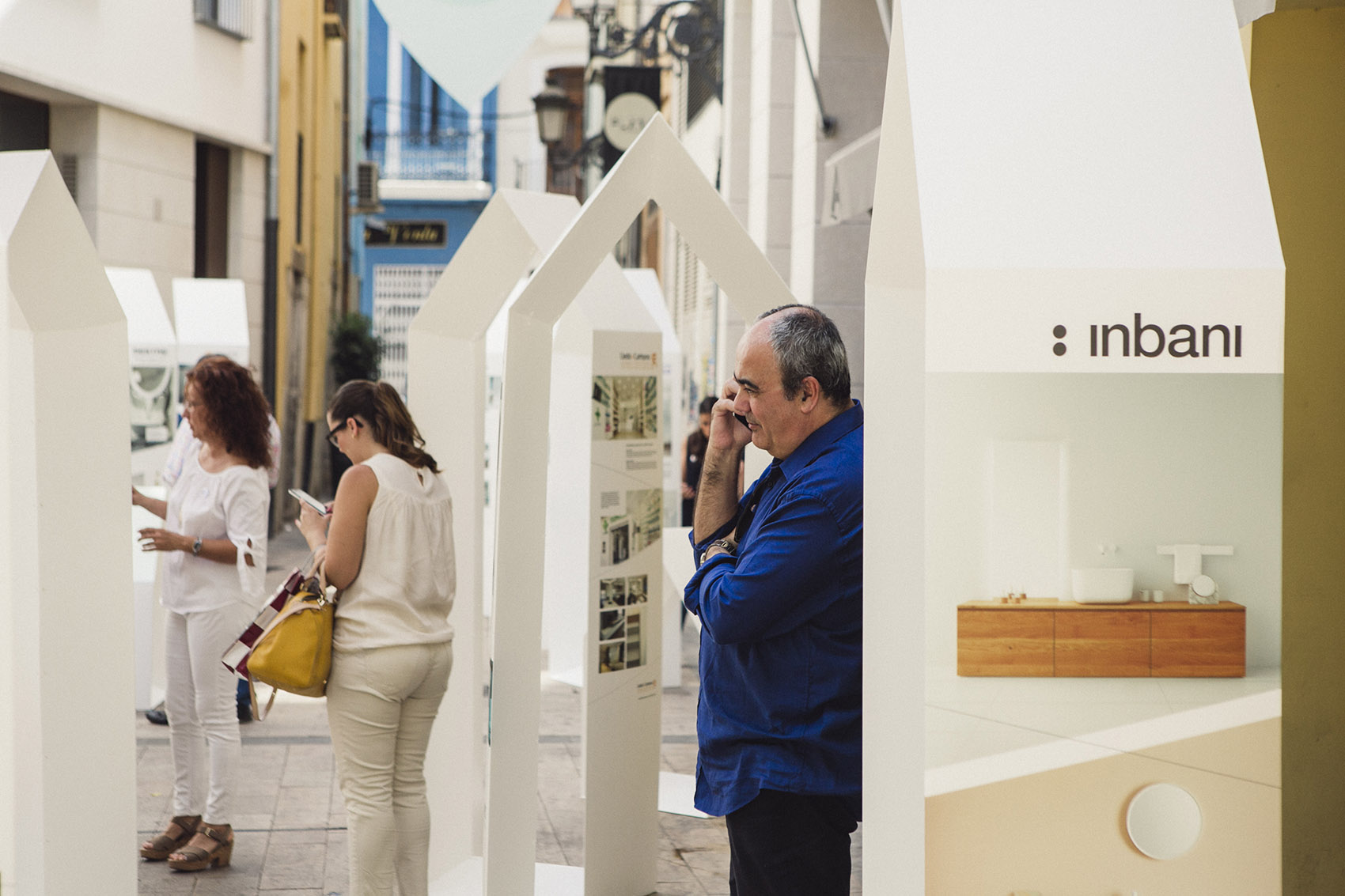 Proyecto de identidad global, diseño gráfico y maquetación del contenido expositivo, para la decimotercera edición de los Encuentros de Empresas Asociadas para el Diseño de La Casa EAD. Desde el CDICV se propone un cambio de formato, que convierte a los Encuentros en un montaje expositivo, donde mostrar productos y trabajos de Empresas e Interioristas.