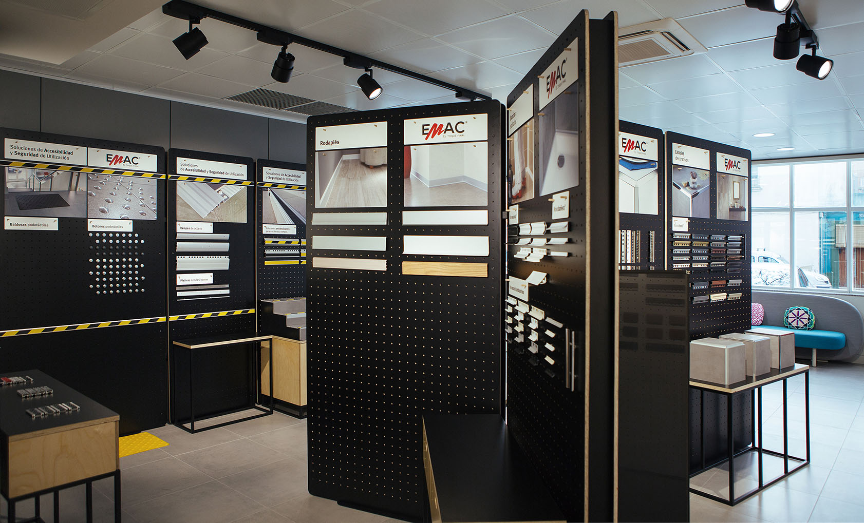 Proyecto de diseño interior del Showroom para las nuevas oficinas de EMAC Complementos S.L.