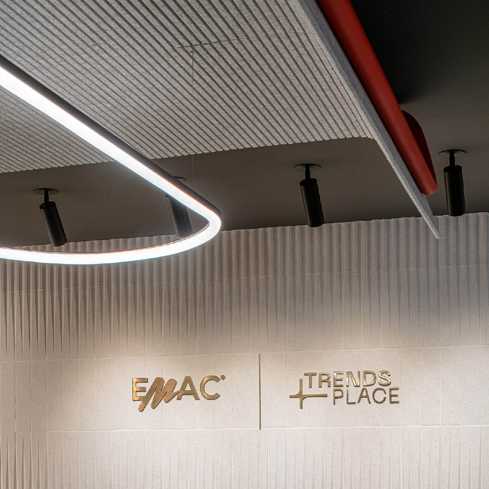 Proyecto de diseño interior. Showroom sala de reuniones y vídeo presentaciones para Trends Place Emac por Samaruc Estudio.