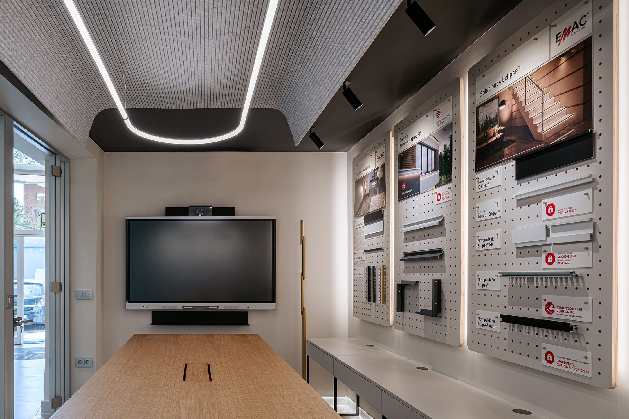 Proyecto de diseño interior. Showroom sala de reuniones y vídeo presentaciones para Trends Place Emac por Samaruc Estudio.